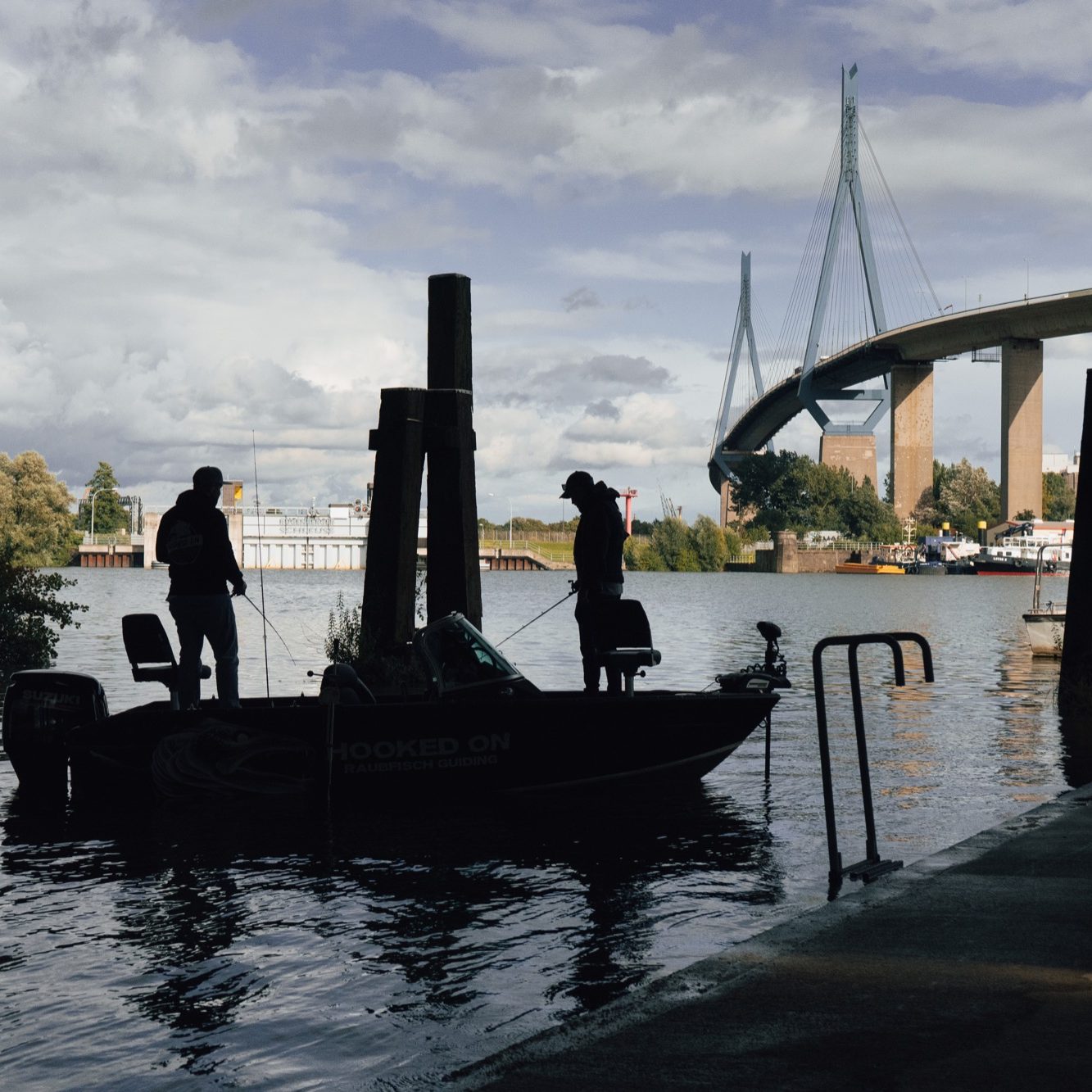 Zanderguiding im Hamburger Hafen Guidingboot beim Zanderangeln im Hamburger Hafen